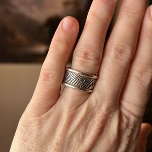 Beautiful size 7 sterling silver ring with aztec design